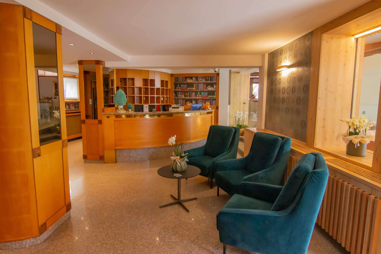 Espaces communs de l'hôtel pour accueil et moments informels