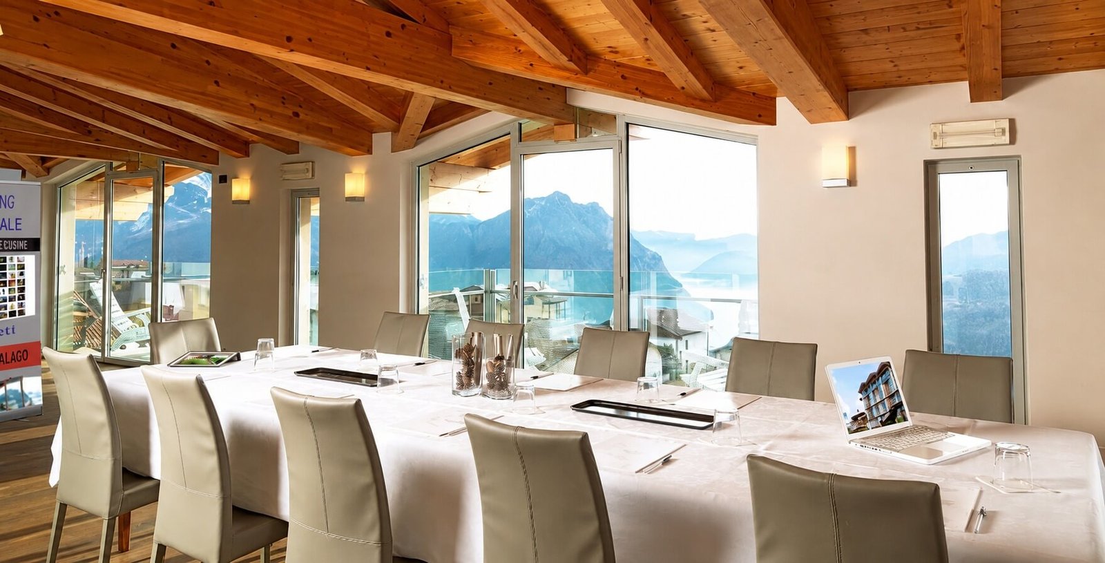 Salle de réunion équipée avec vue sur le lac d'Iseo