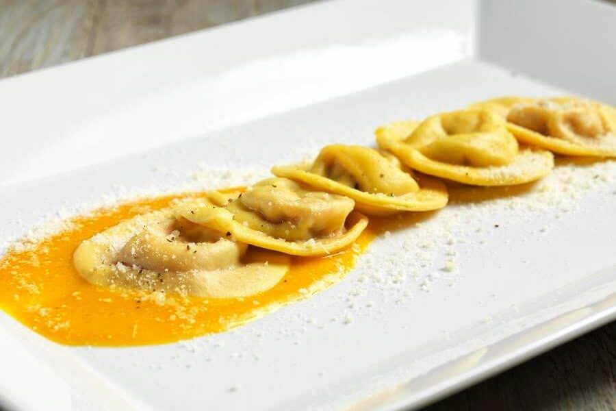 Pasta ripiena con crema di stagione al ristorante Miralago di Bossico
