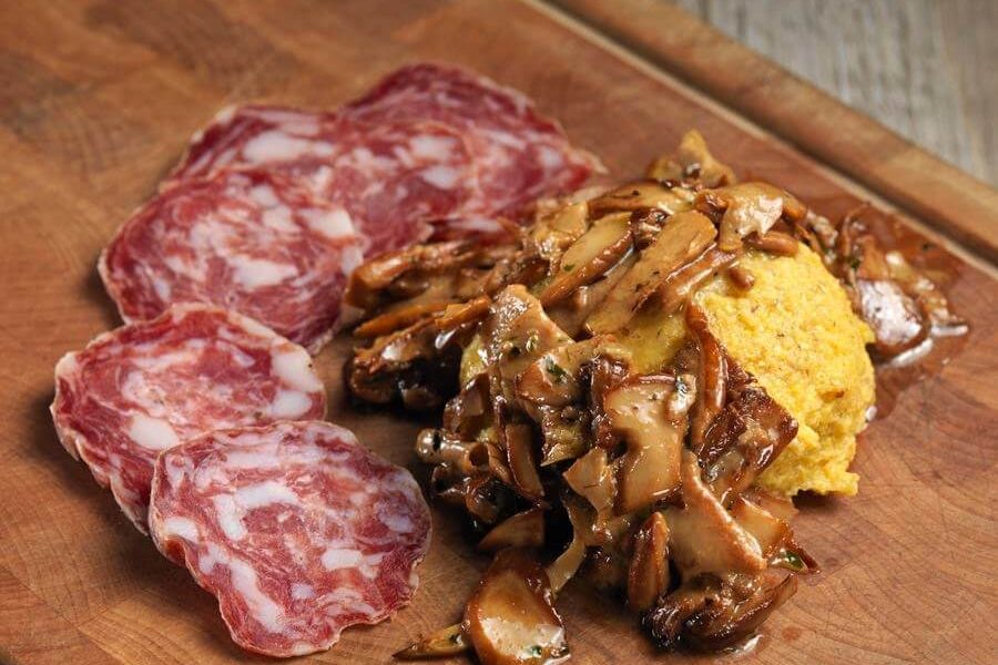 Polenta, salame e funghi al ristorante Miralago di Bossico