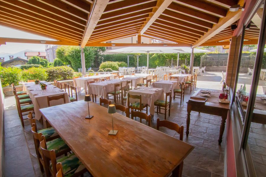 Sala del ristorante Miralago con tavoli apparecchiati